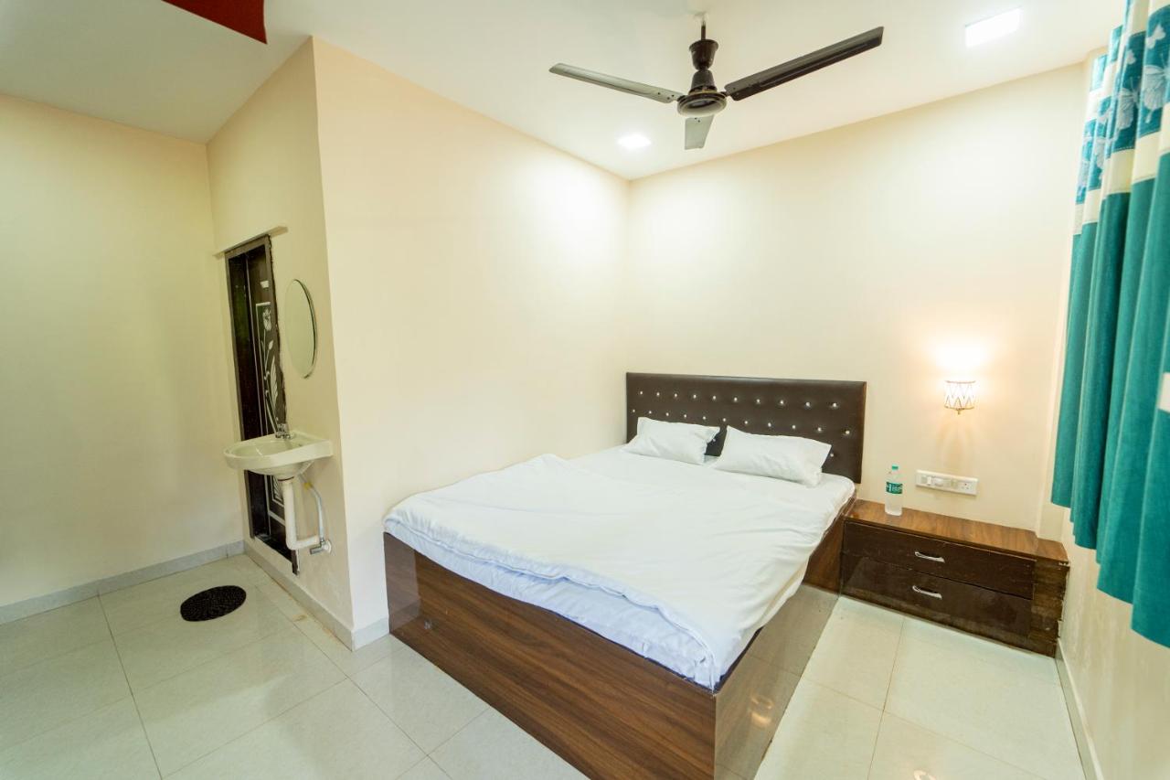 Deluxe Double Room (2 Adults + 1 Child)