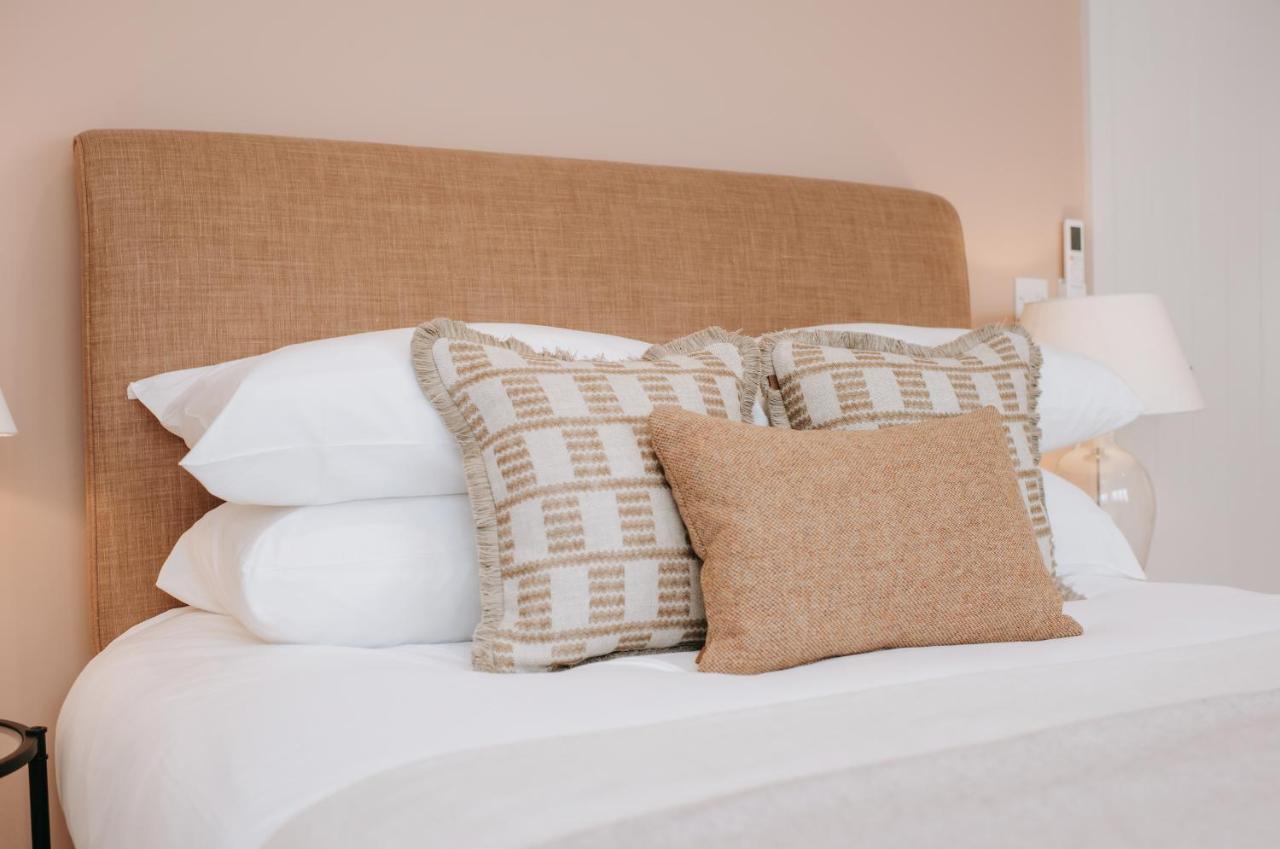 Habitación con cama extragrande.