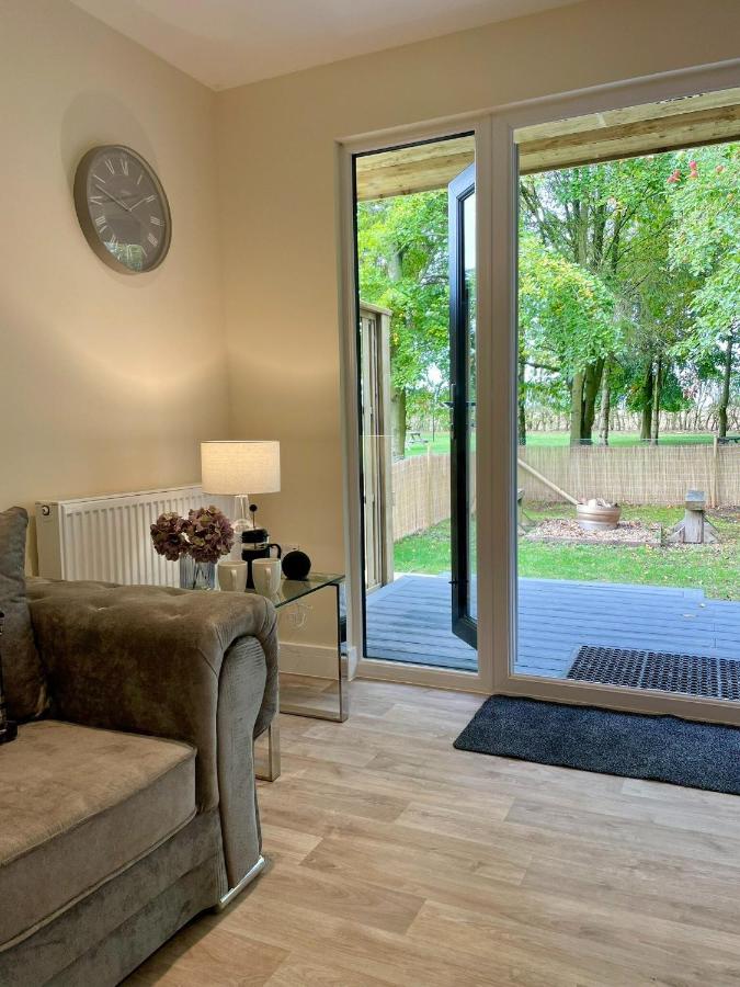 Copper Beech Lodge with Hot Tub, Games Room, Fire Pit - B&B Toppesfield