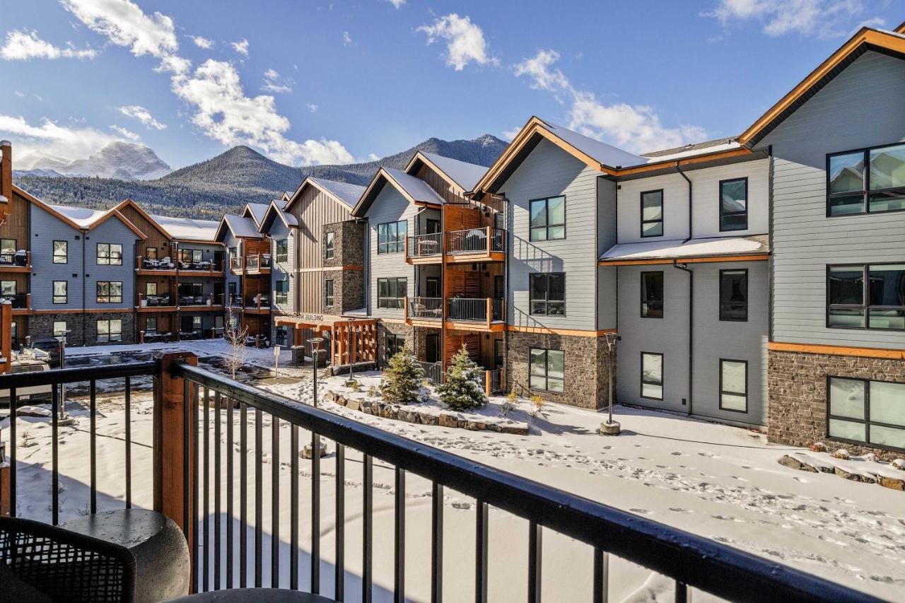 Pool and hot tub Stunning 2Bd haven in the Rockies - Chambres d’hôtes Dead Man's Flats
