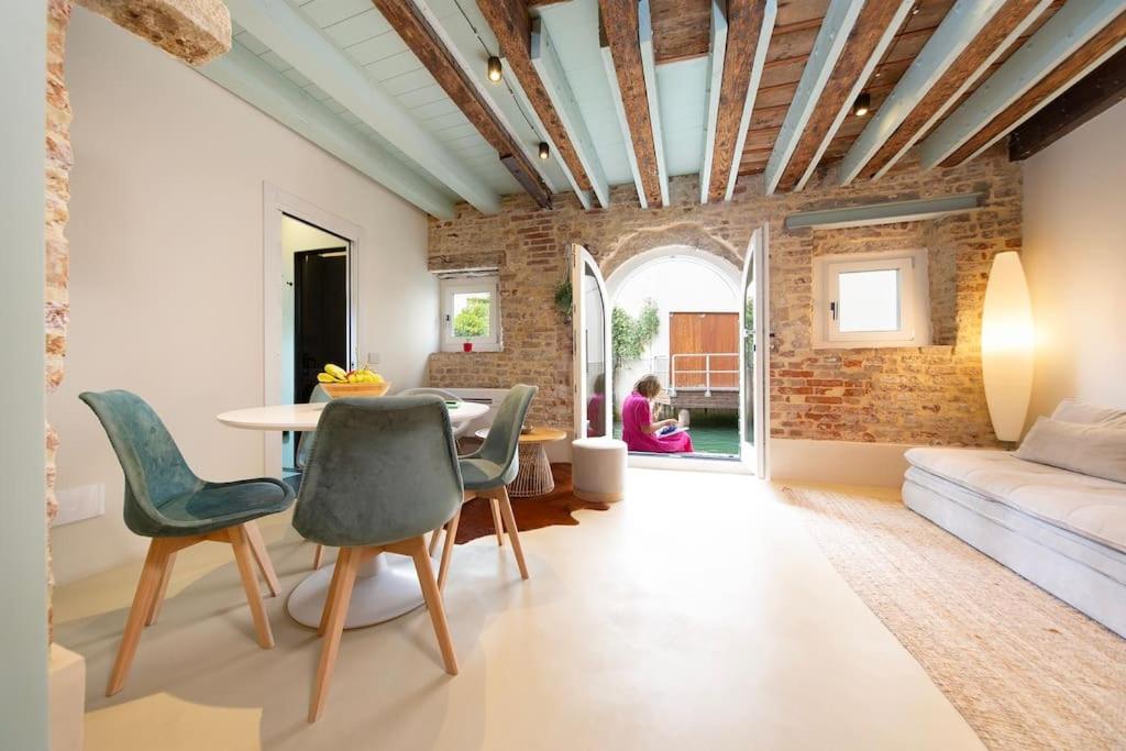 IvY, canal view - B&B
