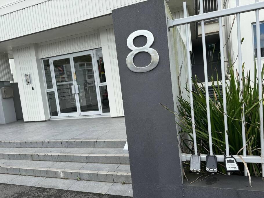 Stunning 3 bd - 2 bth city apt - Pool & Carpark - B&B