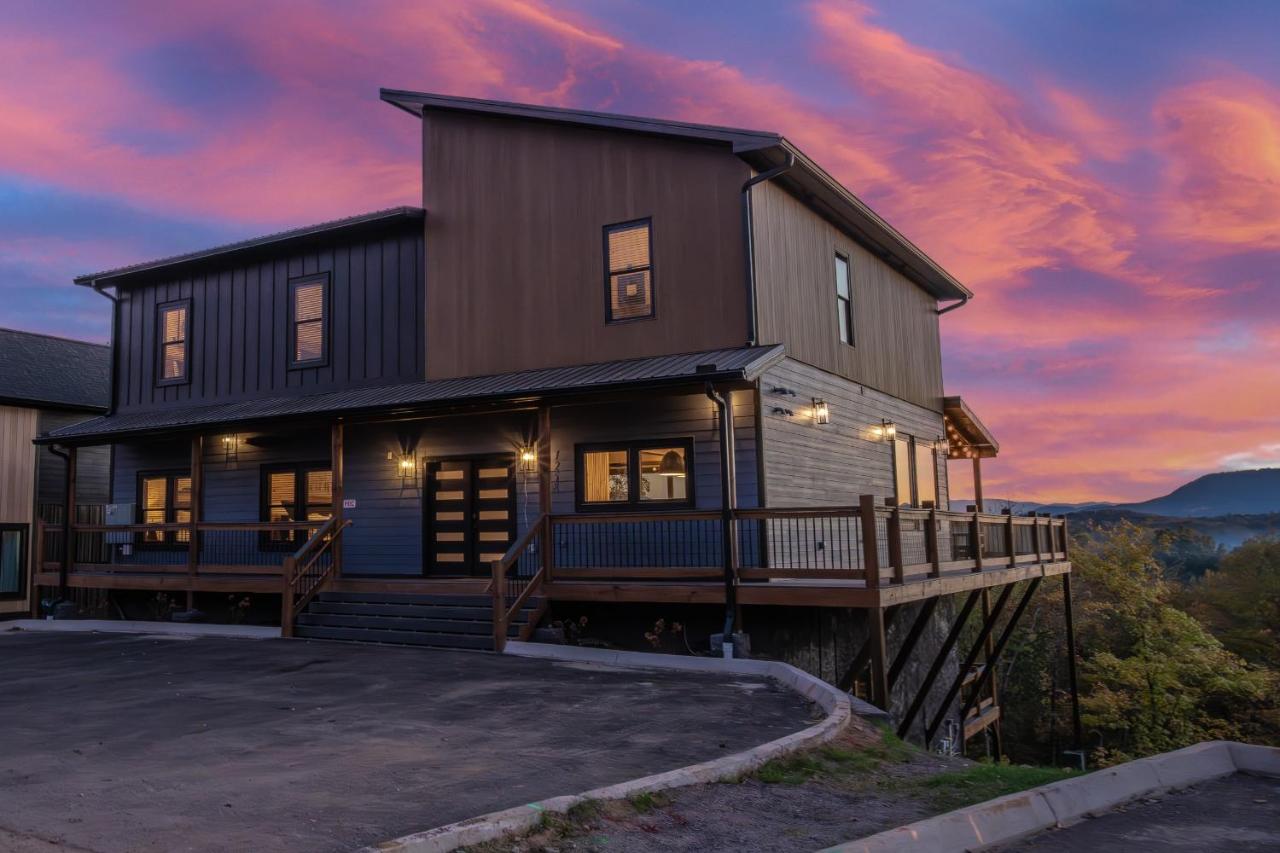 Luxury 12-Bedroom Cabin with Indoor Pool, Hot tub & Movie Theater, Sleeps 36 - Ferienwohnung
