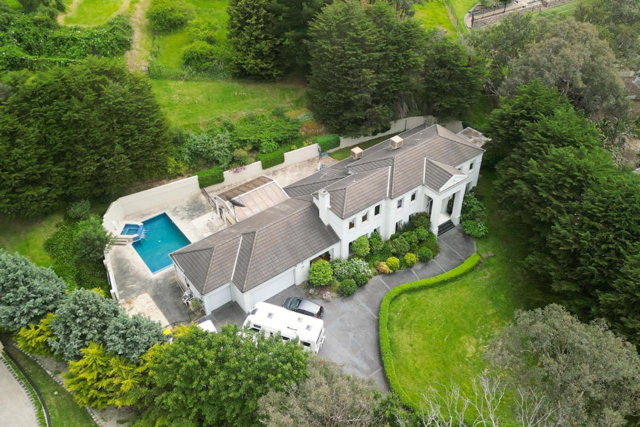 StayAU Expansive 7BR Villa Scenic Warrandyte - B&B