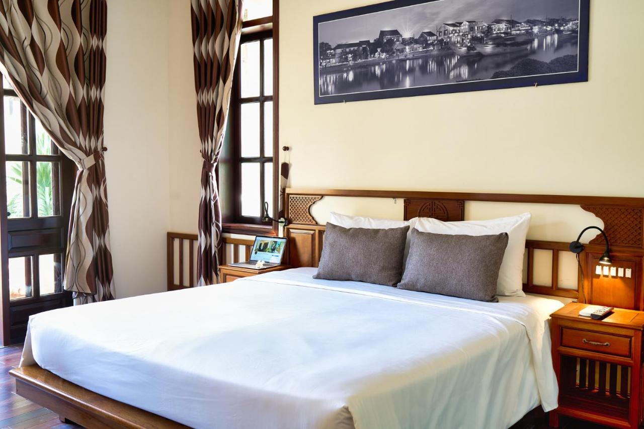 Suite con cama extragrande y vistas a la piscina