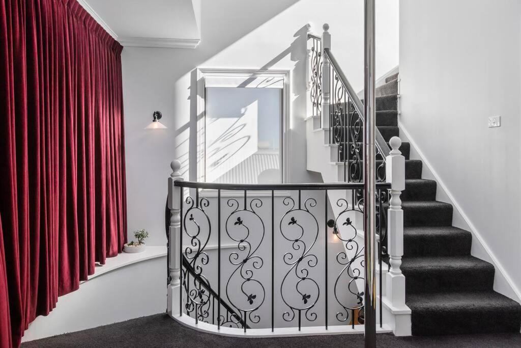 Colourwave Terrace - A Technicolor Poolside Stay - B&B Newcastle