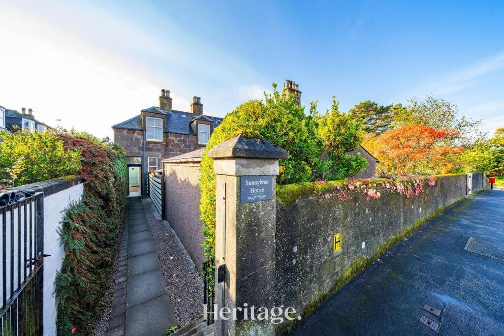 Sunnybrae House, Family Getaway with Hot tub, Stonehaven - Bed and Breakfast