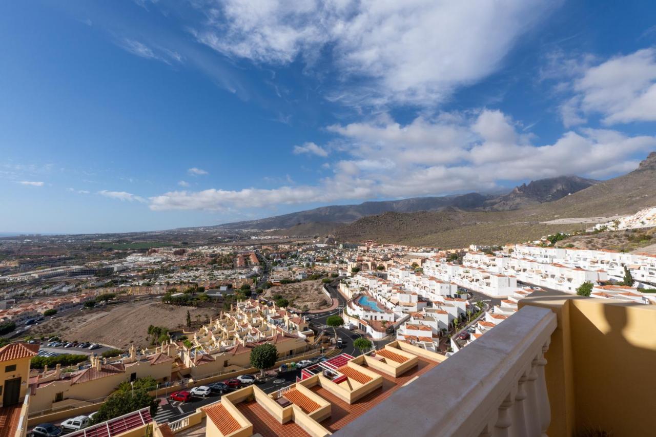 Spacious 1BR Apartment & Heated Pool & Terrace with amazing Views & Wifi in Costa Adeje by Aqua Vista Tenerife - Chambres d'hôtes Adeje