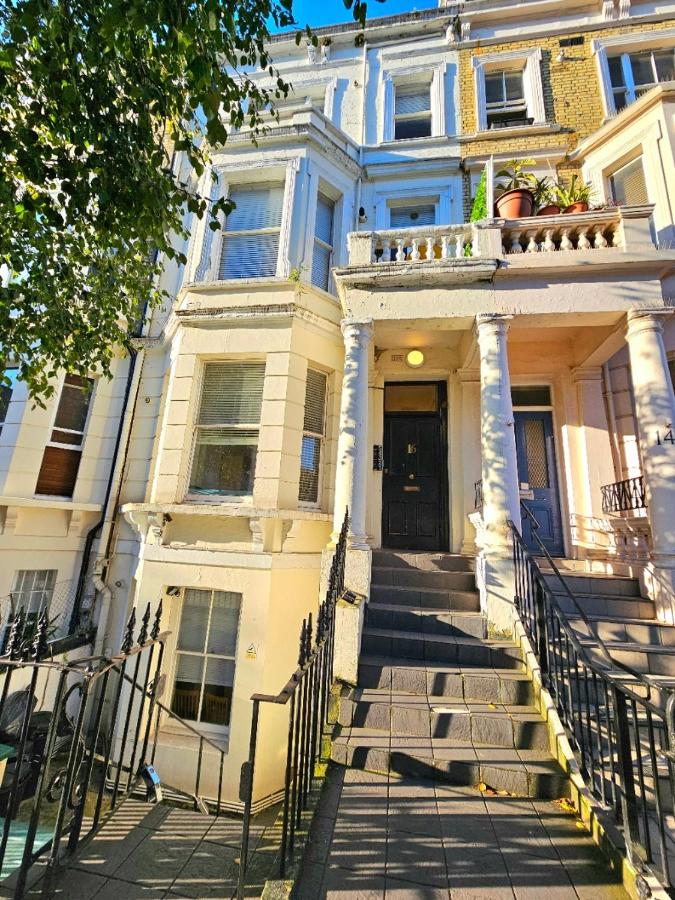 Spacious & Cosy 2 Bedroom Home plus 2 Sofa-beds with Private Entrance and Back Patio, 3 min walk to Earl's Court Station - Chambres d’hôtes Londres