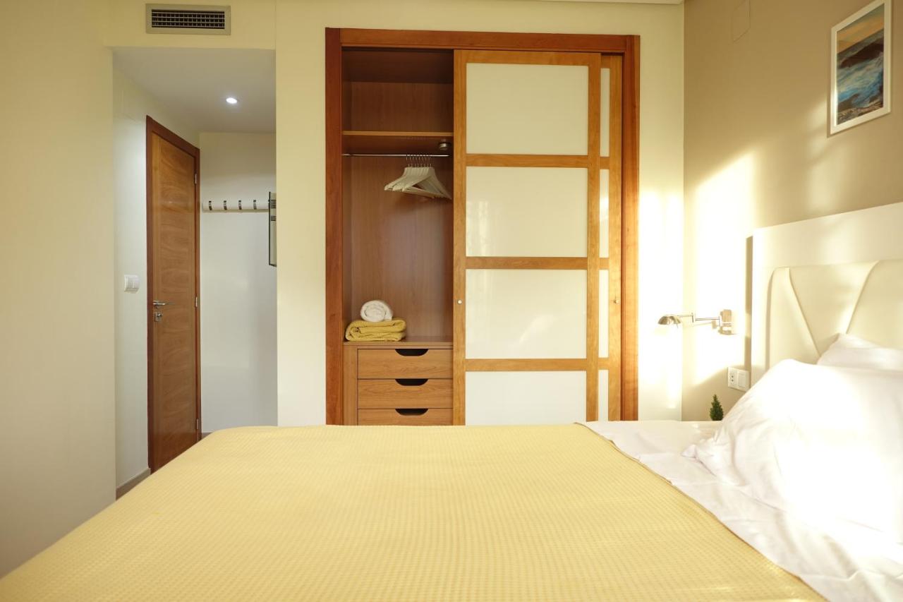 Zimmer mit Queensize-Bett und Balkon