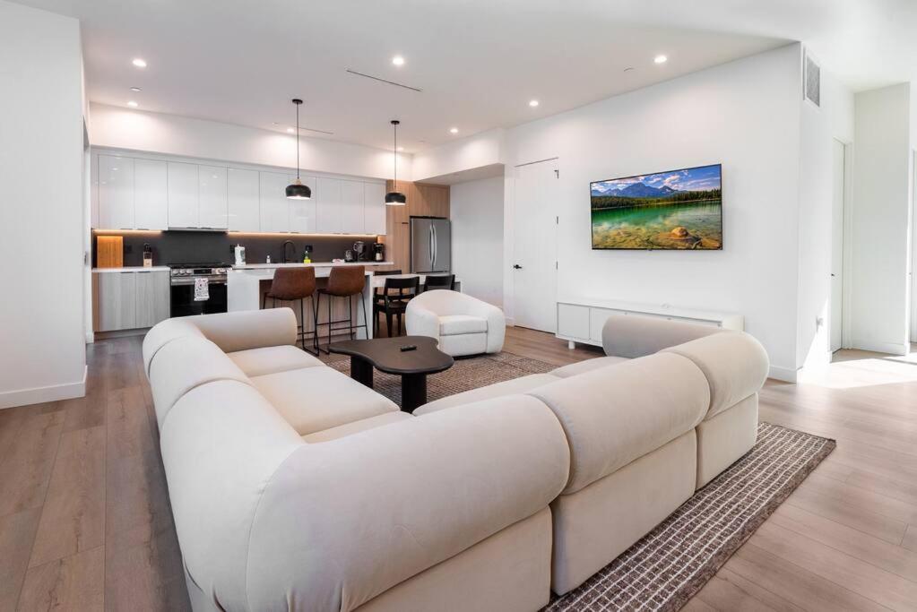 Westlake Luxury 3BR Home with Free Parking & BBQ - B&B