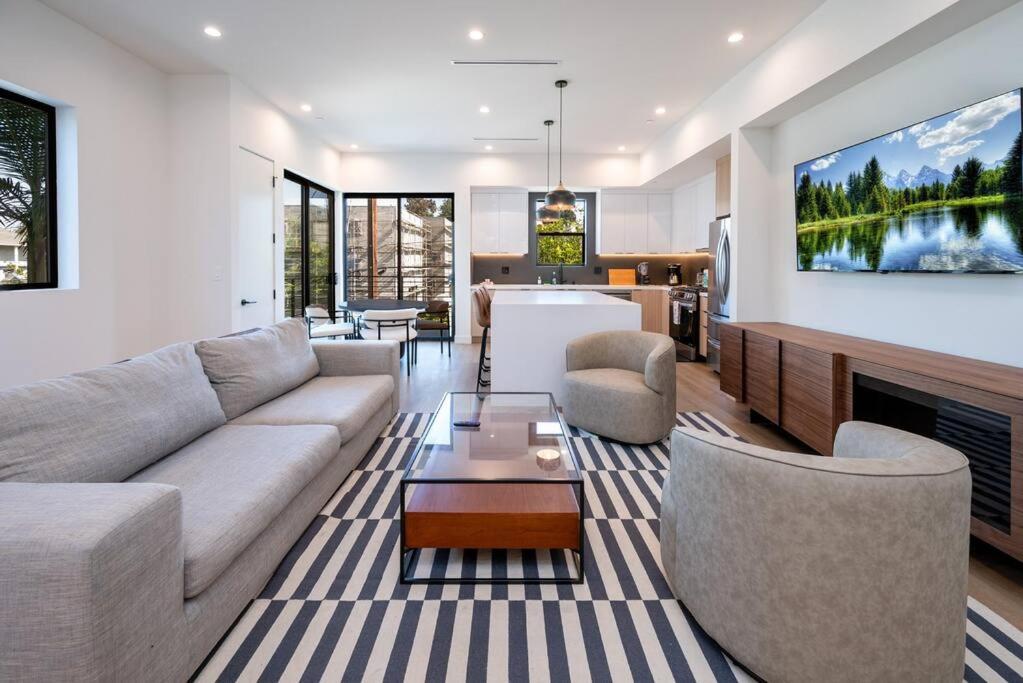 Luxury Living in Westlake 4BR Gem with Parking - B&B