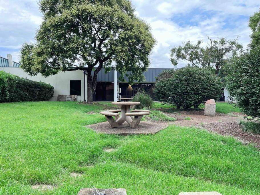 French Lavender Studio Close to Downtown - Ferienwohnung