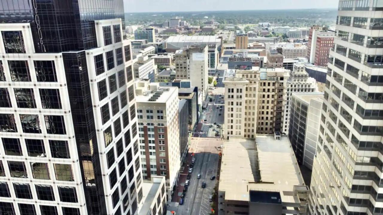 Downtown Indy City-View Retreat Walk to Stadiums, Dining & Events - B&B Indianapolis