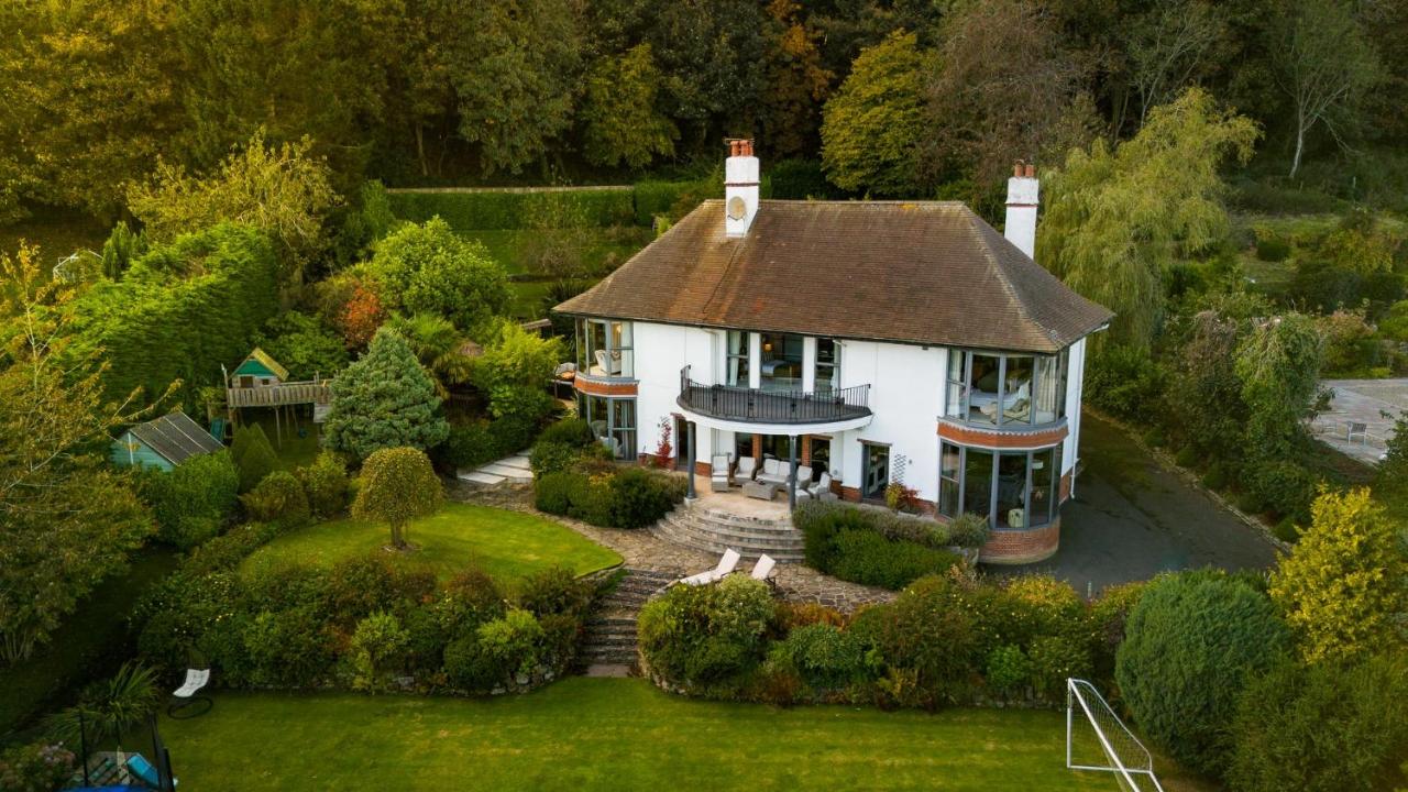 Hawkwood Court - with Hot Tub, Cinema, Gym, Games Room & Outdoor Kitchen - Bed and Breakfast