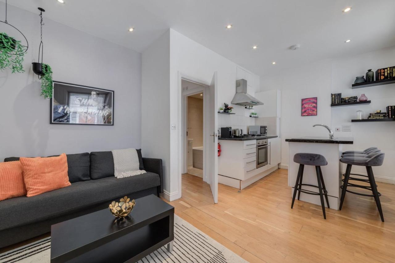 The Lipstick Palace - Fitzrovia - by Frankie Says - Ferienwohnung