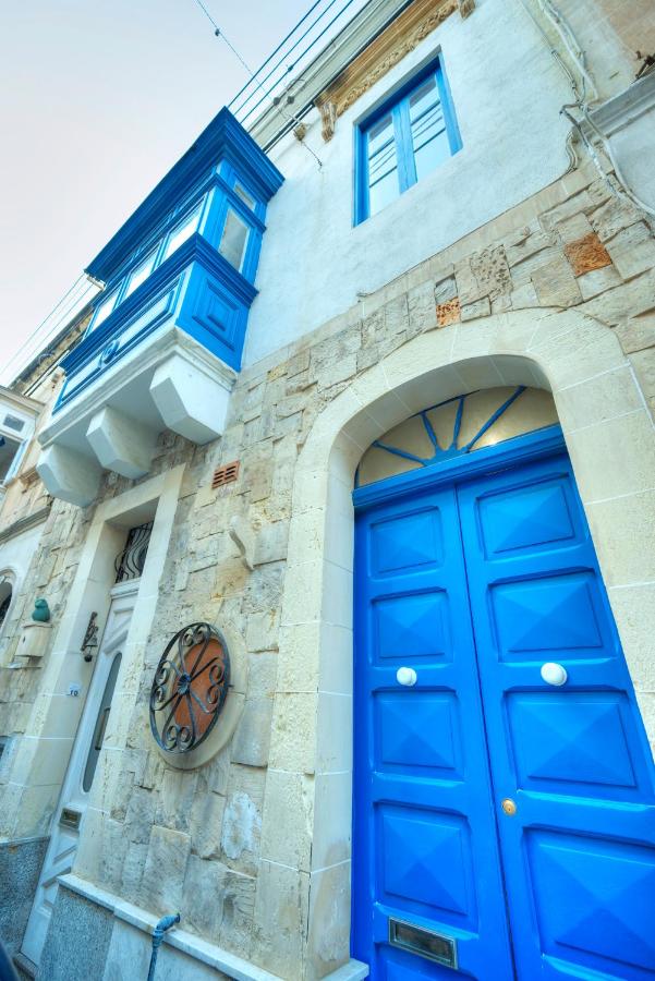 Seaview Sliema 30 seconds to High Street & Ferry, 2x Double En-suite Bedrooms, Modern Whole Traditional Townhouse, Kitchen, Living Area, & Roof Terrace - Bed and Breakfast