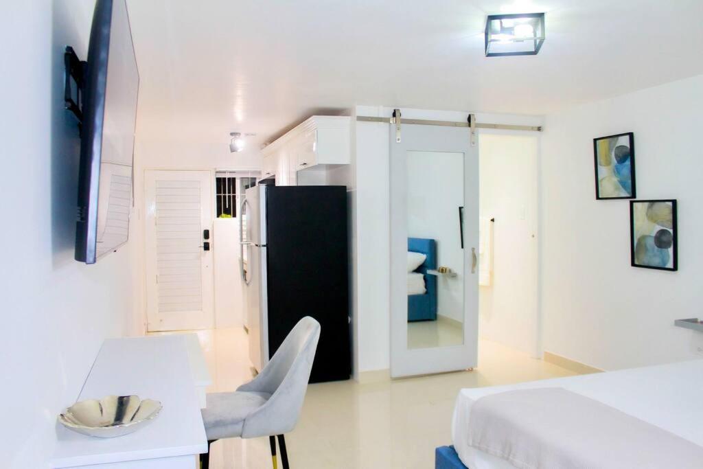 Minimalist studio near Devon House - Chambres d’hôtes Kingston