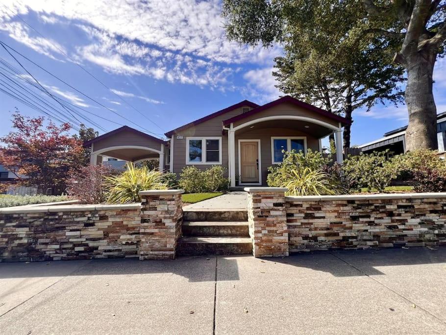 Downtown Healdsburg Plaza Charmer with Hot Tub - B&B