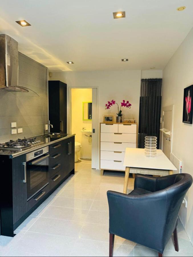 Furnished, modern studio - B&B