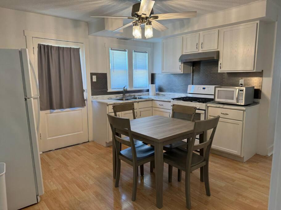 Cozy home with 3 beds and an office! - B&B Decatur