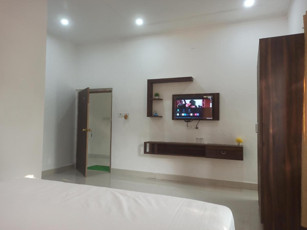 Habitación con cama extragrande y vistas al jardín