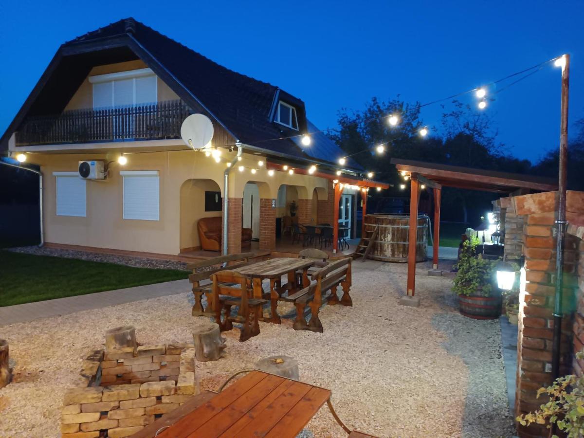 Gyopárosi Vendégház - B&B