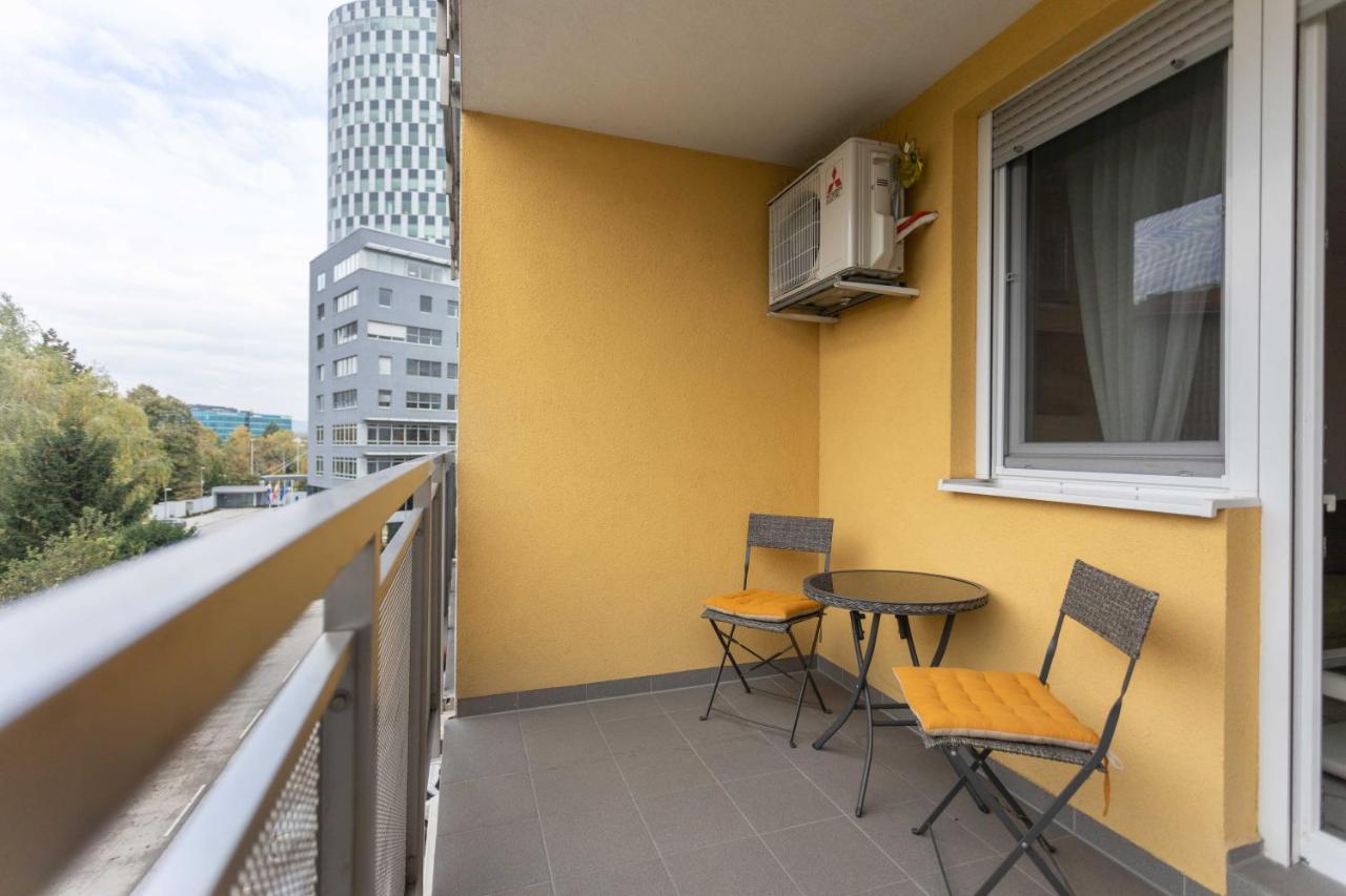 Bright 1BDR with Balcony & Parking - Ferienwohnung Zagreb