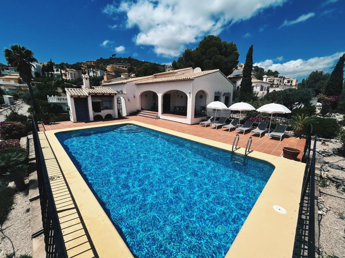 Authentic villa with private pool & stunning view - B&B