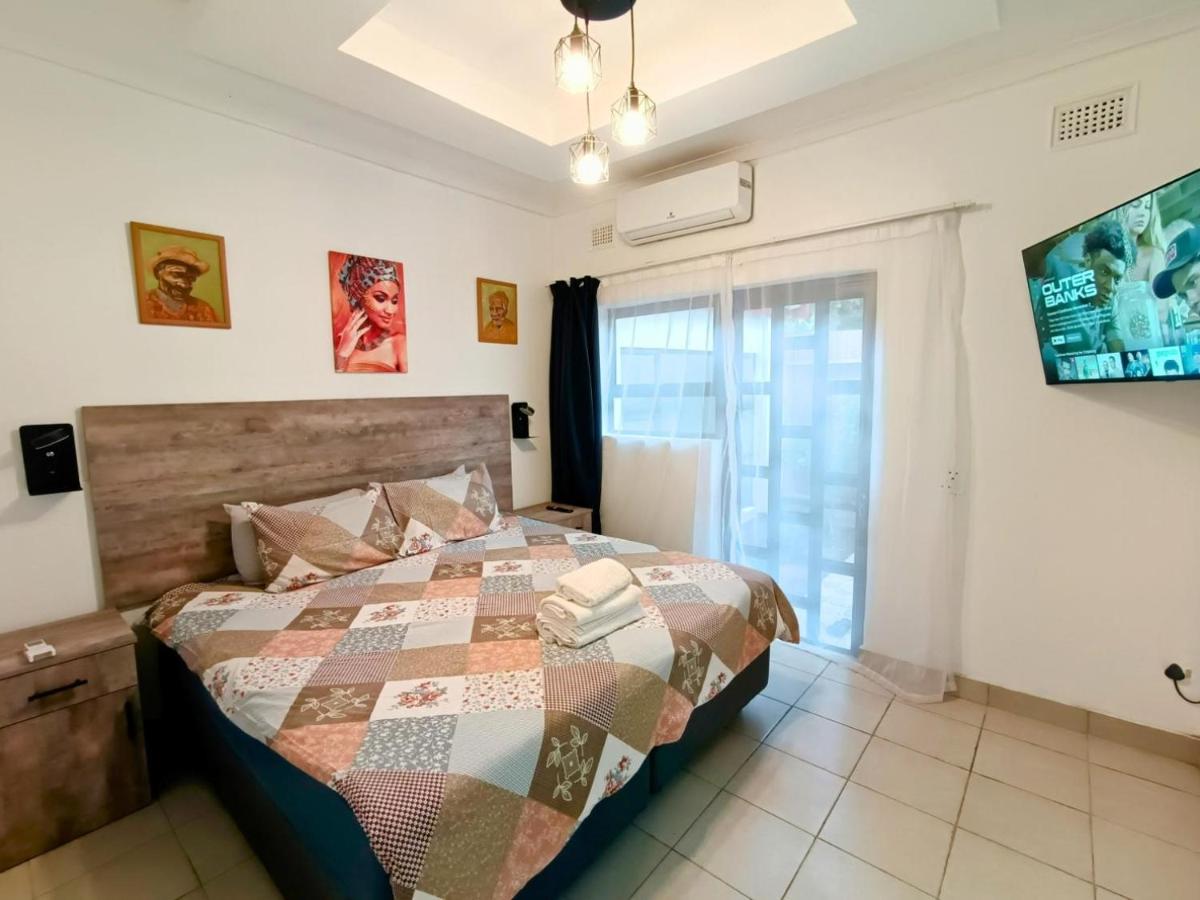 Habitación con cama extragrande.