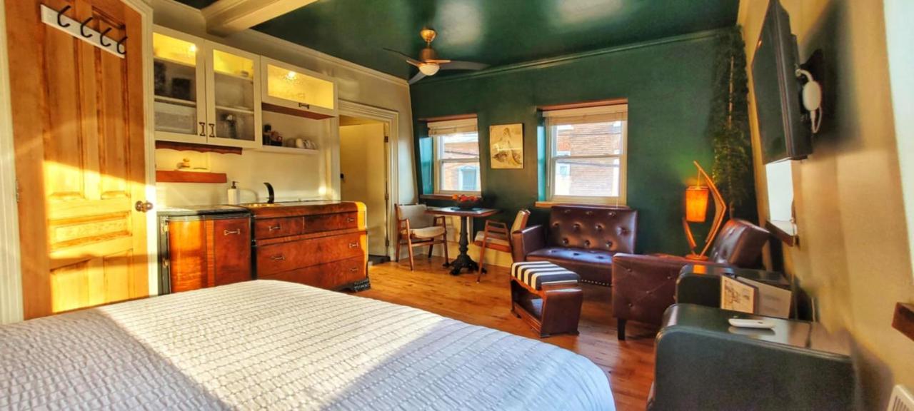 Deluxe Queen Studio 