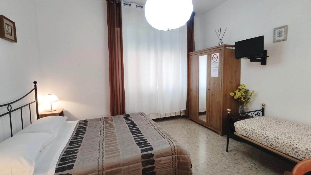 Dreibettzimmer mit eigenem externen Bad