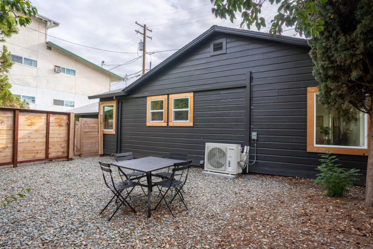 Charming downtown home by bike trail, river and coffee! - Ferienwohnung