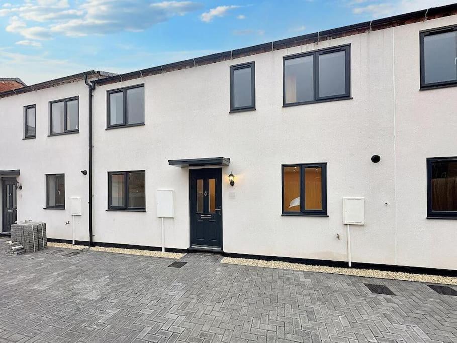 Adeluxe Home - Luxury 2 Bedroom Entire House with Free WiFi, Disney, Netflix and Amazon Prime Included - B&B Burton upon Trent