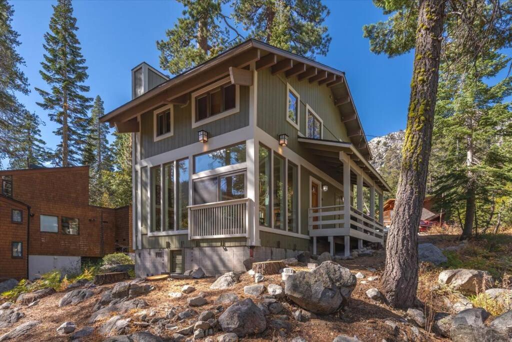 Cozy Palisades Tahoe Ski Cabin 3BR 3BA Free Shuttle to Lifts Book on Mobile for Promo Price - Chambres d’hôtes