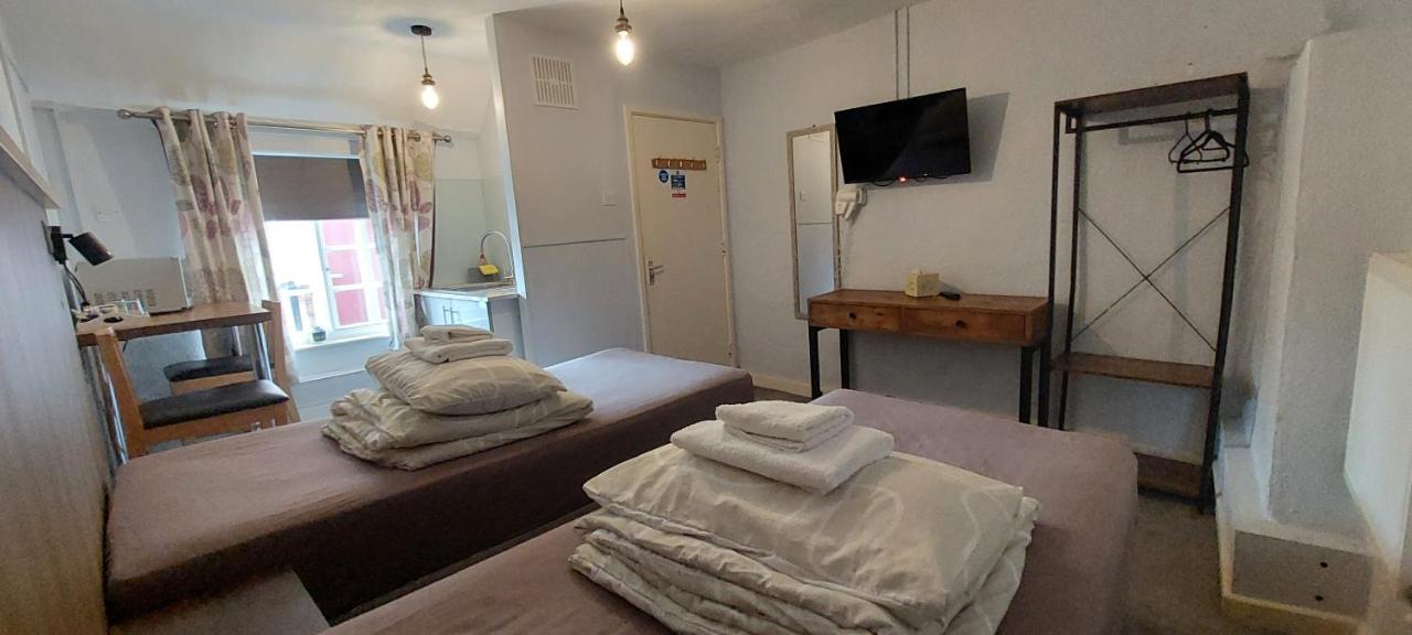 Zweibettzimmer mit eigenem Bad außerhalb des Zimmers