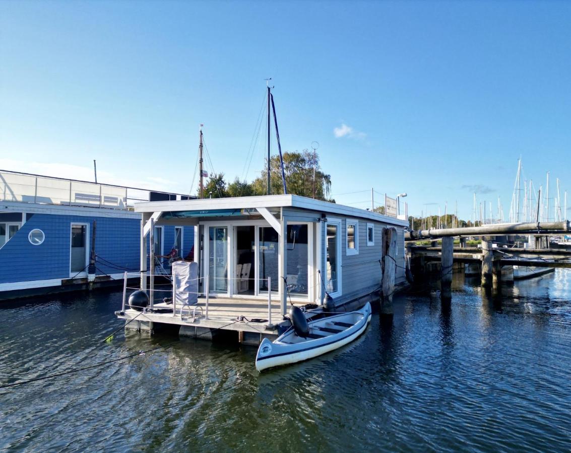 Hausboot Janne Lübeck Inclusive Kanu nach Verfügbarkeit SUP und WLAN 50 MBit s Flat - Chambres d’hôtes