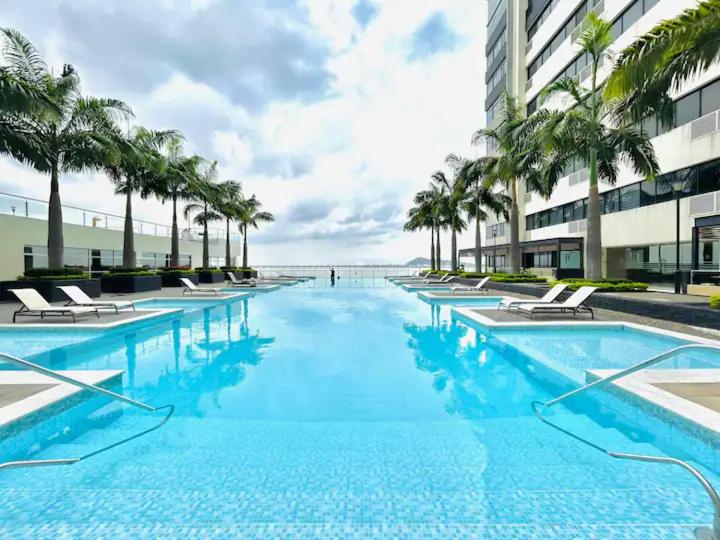 Suite moderna con vista a la ciudad y al río en Puerto Santa Ana - B&B Guayaquil
