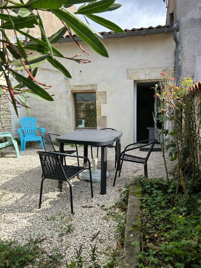 Maison de la Greve - coeur de Marans avec cour - B&B