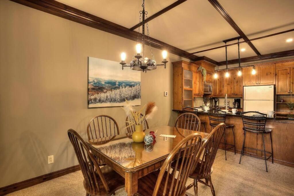 Les Manoirs Wpool & Hot Tub Near Village 110-7 - B&B Mont-Tremblant