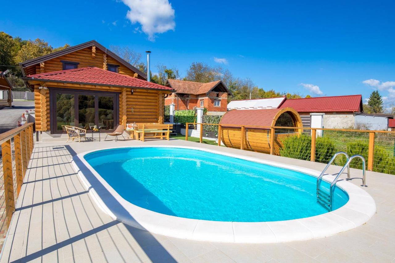 Luksuzna drvena kuća Babylonica sa bazenom,teniskim terenom i wellnesom - B&B Petrinja