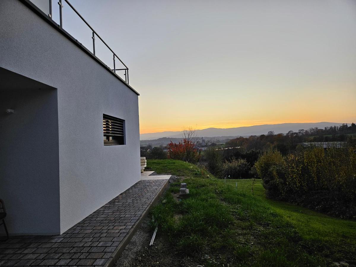 McHome Self -Check-In Neues und sonniges Doppelhaus, Top 2 mit grossen Garten und E-Ladestation in Dobl bei Graz - Chambres d'hôtes Dobl