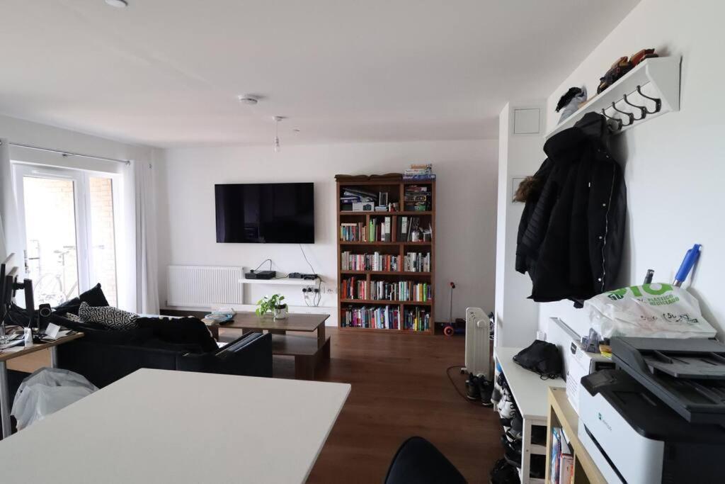 Comfortable single bed flat in Watford - B&B