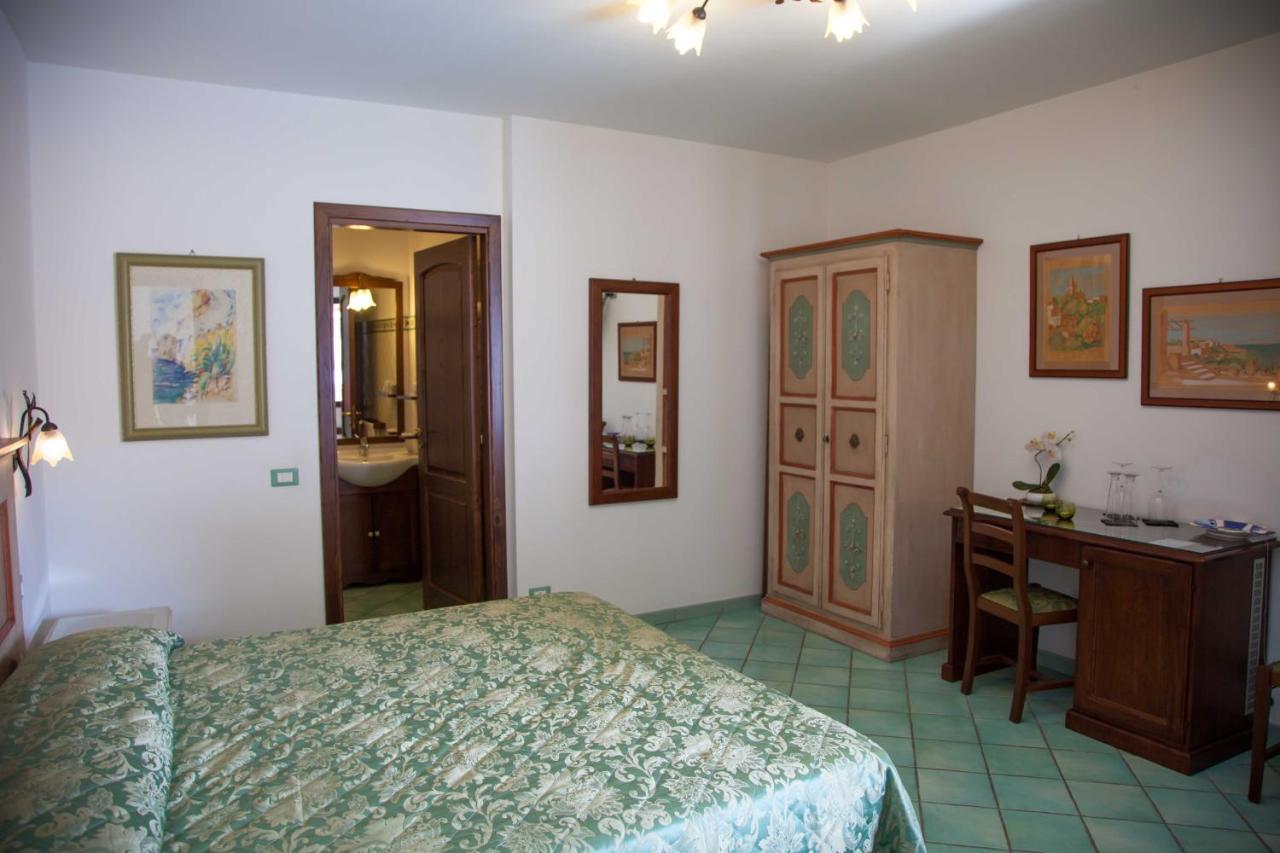 Camera Matrimoniale/Doppia con Letti Singoli con Vista Mare Parziale