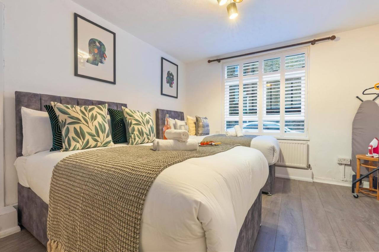Fulham Serviced Apartment, Sleeps 6 WIFI Parking - B&B
