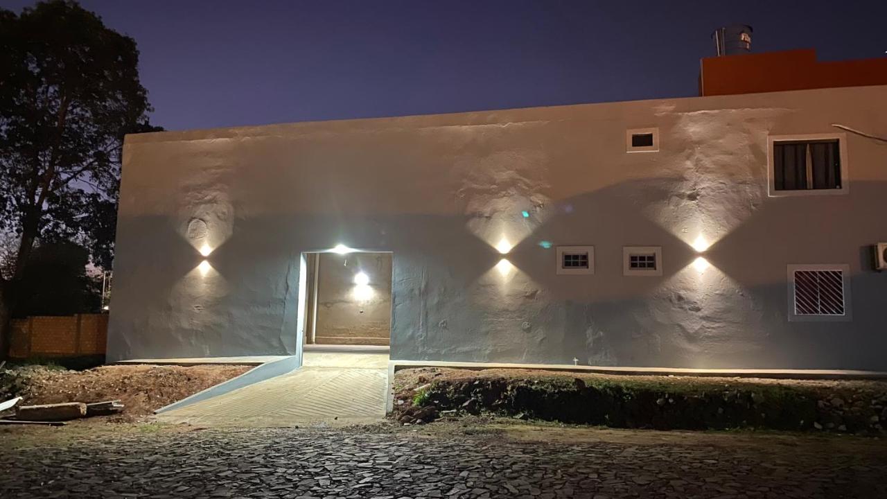 Apartamento RR Agradable y Moderno c 2 dormitorios y estacionamiento interno techado - B&B Ciudad del Este