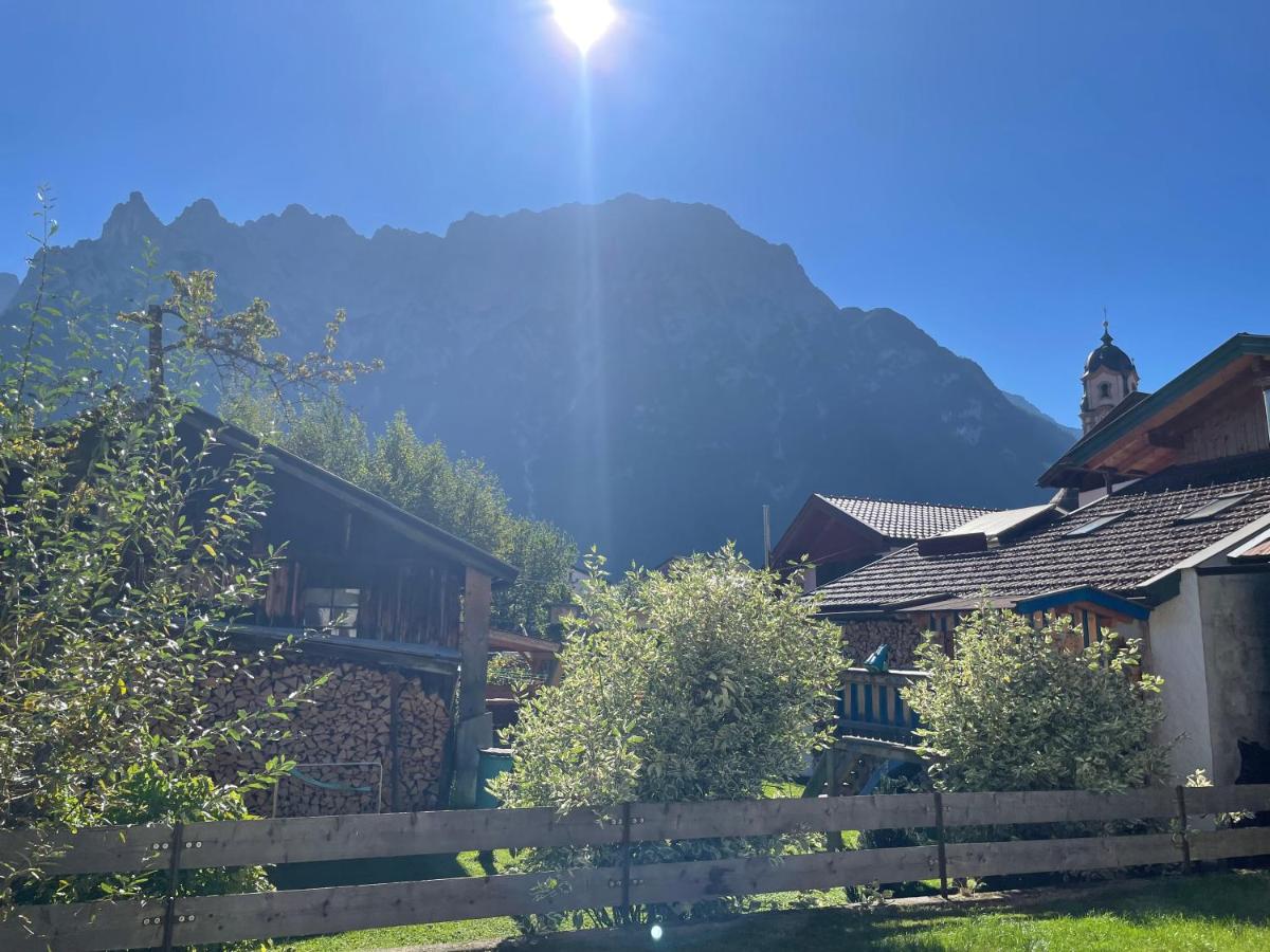 Ferienwohnung mit Terrasse und Garten mit Blick auf das Karwendelgebirge - Ferienwohnung