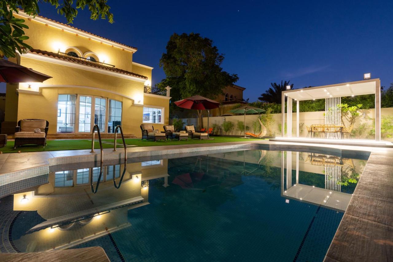 Private villa in Dubai with swimming pool and huge garden - B&B Dubai