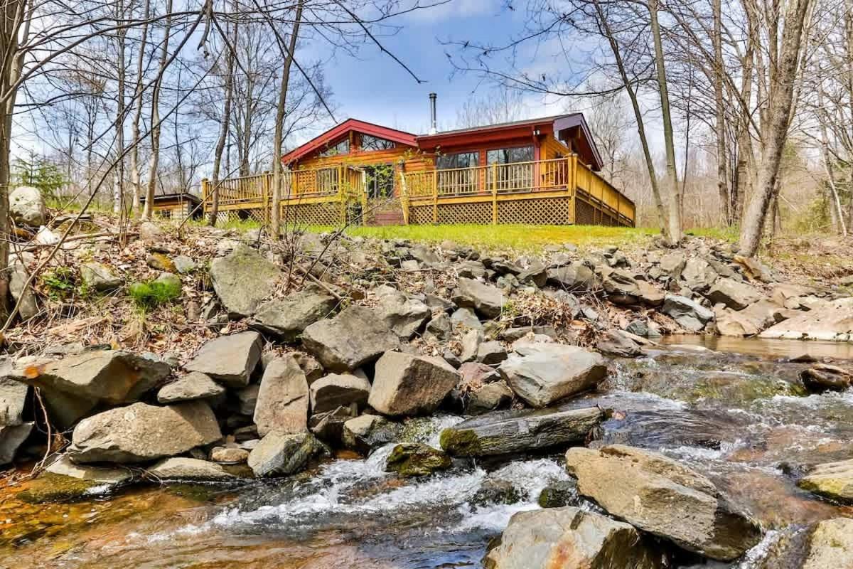 4 Bedroom Log Cabin with Stream and Great Location - Chambres d’hôtes Lanesville