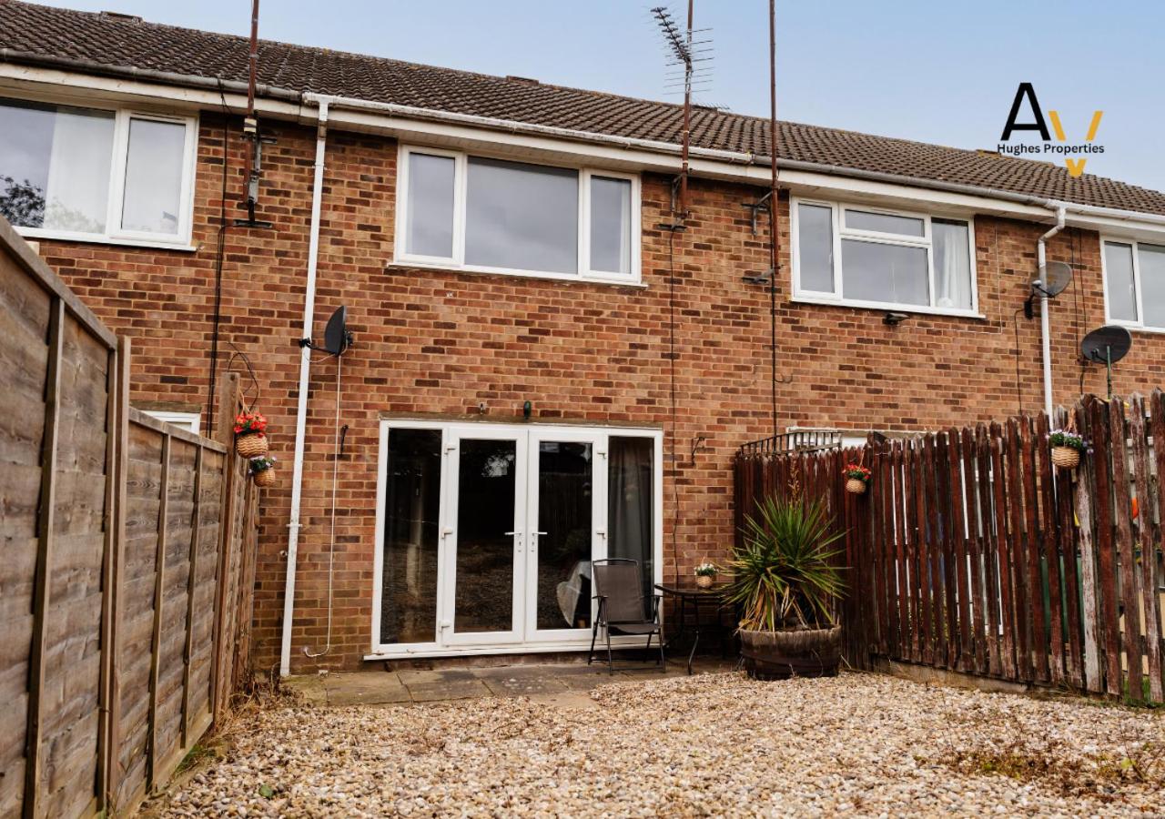 Family-Friendly Two-Bedroom House - Driveway Parking, Garden Space, Great for Relocation By AV Hughes Properties - B&B
